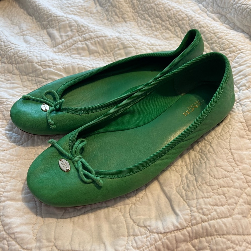 Sz 7 Green Coach Leather Ballet Flats  Bow Logo Medallion